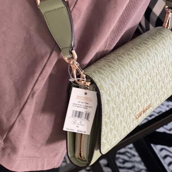 💜💜 Michael Kors Large Wallet Xbody - Picture 3 of 6